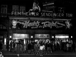 1957.09.19 Premiere _ Nachts, wenn der Teufel kam, Aussenansicht